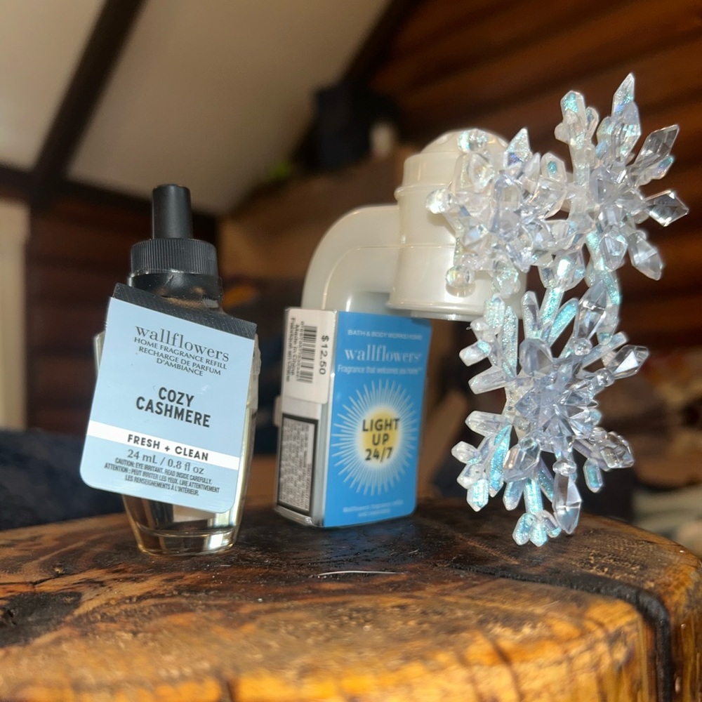 Bath and Body Works beautiful Snowflakes Wallflower with Cozy Cashmere bulb